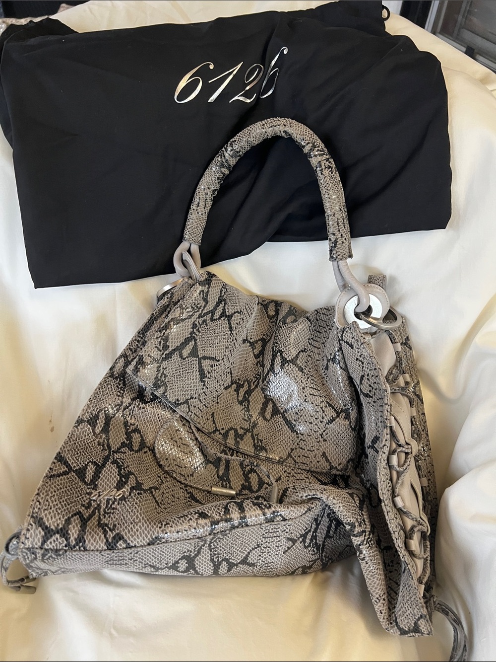 Stylish Snake-Print Shoulder Bag in Grey 
Lindsay Lohan 6126